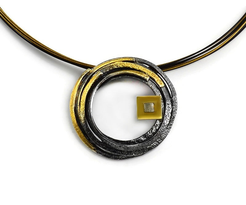 Anhänger aus Silber und Silber geschwärzt und vergoldet mit Rohdiamant inkl. Hal