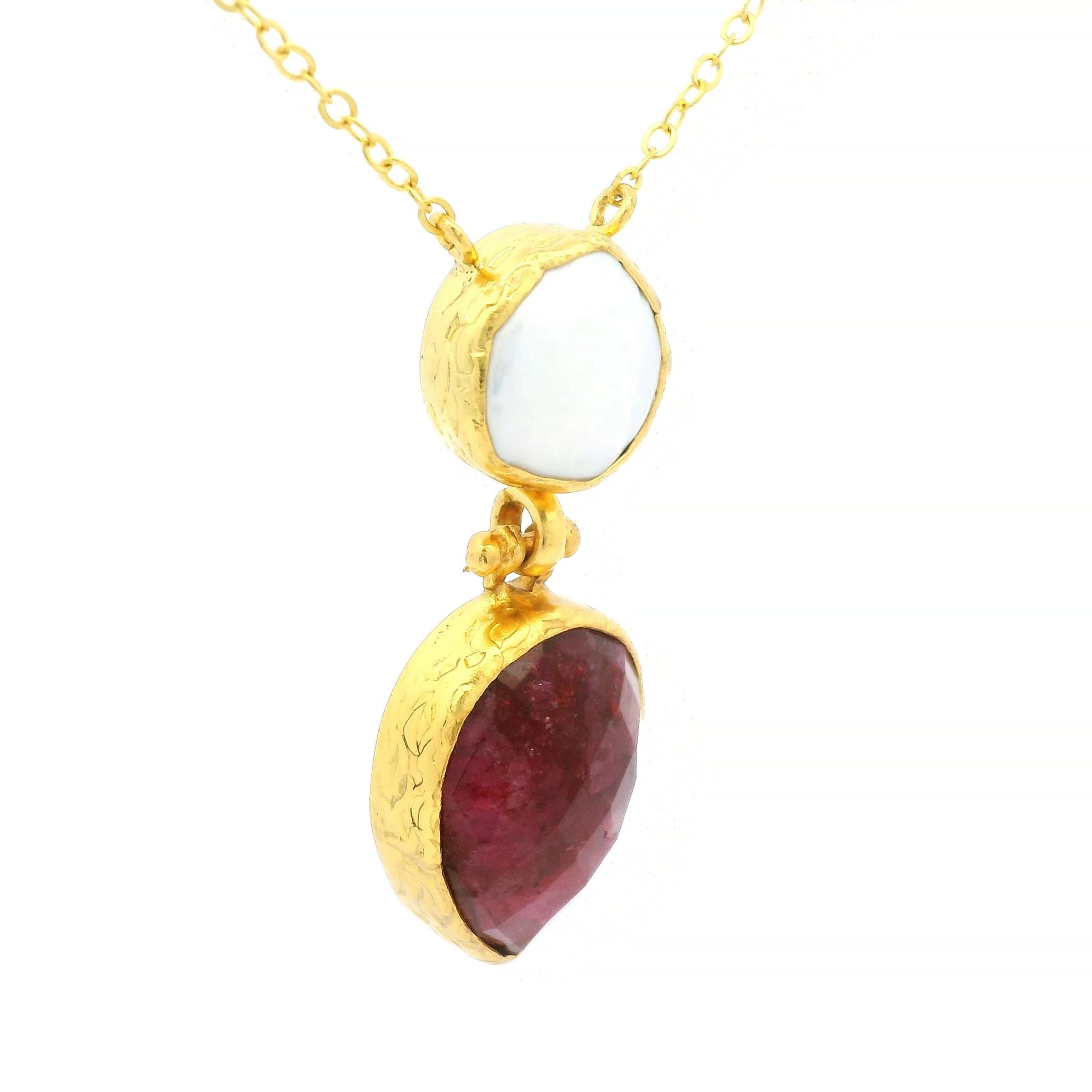 Kette aus Messing vergoldet, Rubin und Barockperle