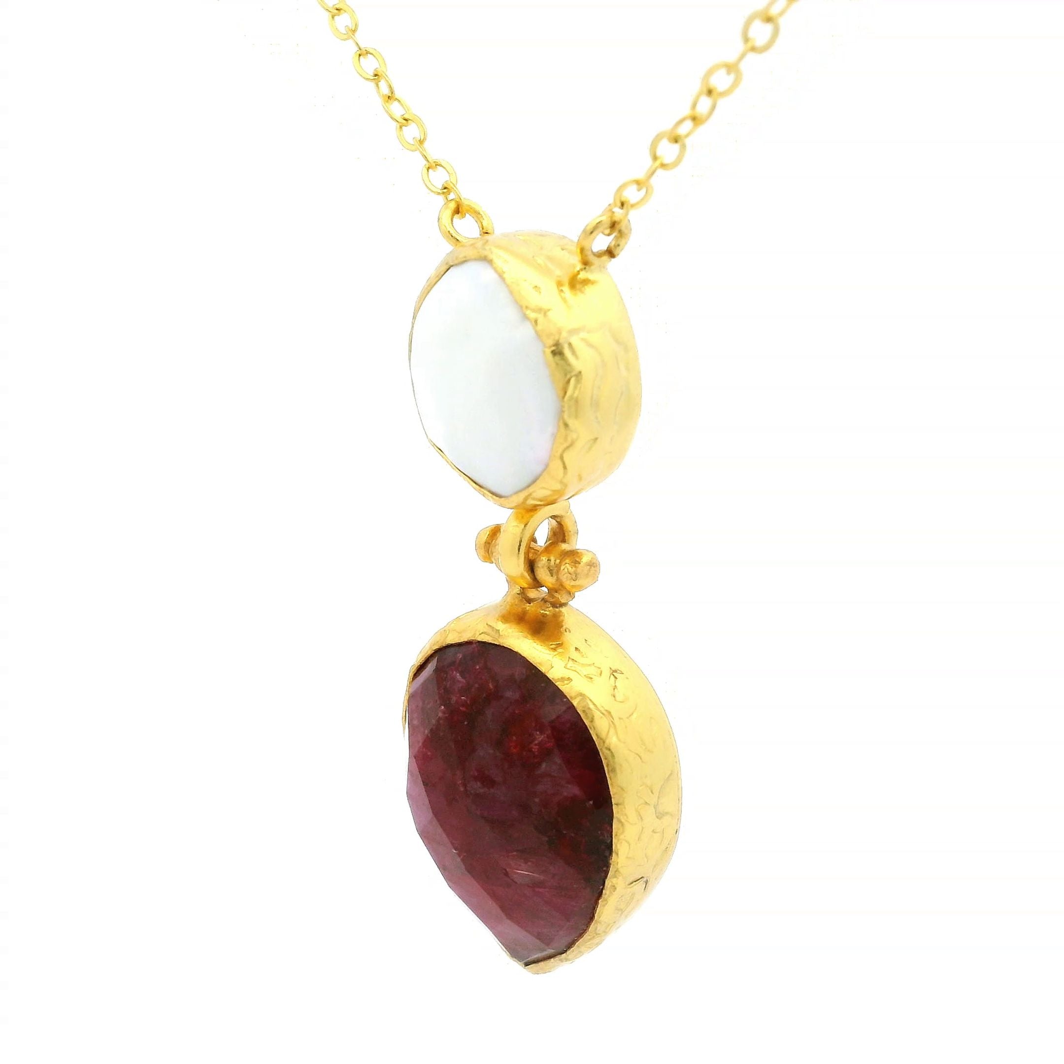 Kette aus Messing vergoldet, Rubin und Barockperle
