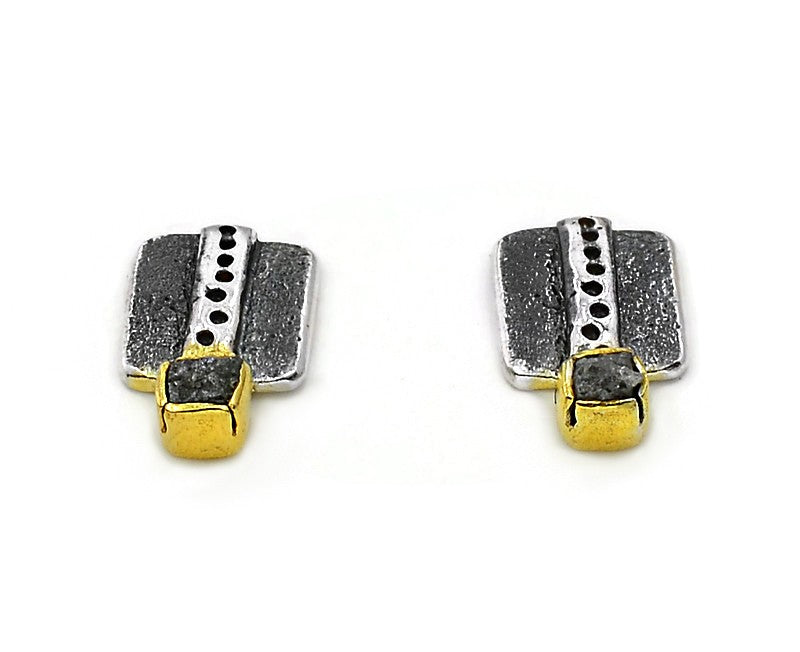 Ohrstecker Silber geschwärzt und Silber vergoldet und einem Rohdiamanten