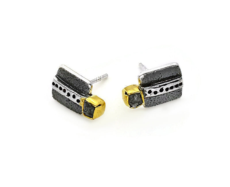 Ohrstecker Silber geschwärzt und Silber vergoldet und einem Rohdiamanten