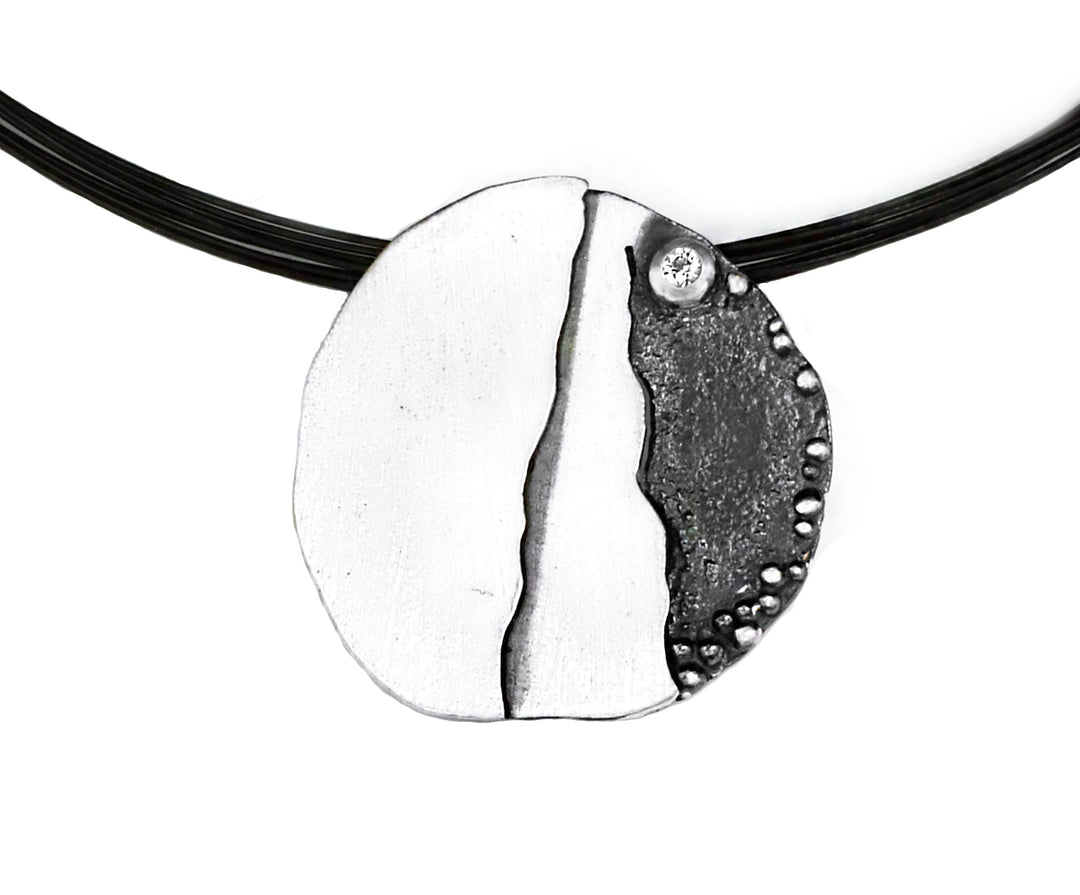 Silber geschwärzter Anhänger mit einem weissen Saphir und mehrreihigem Reif