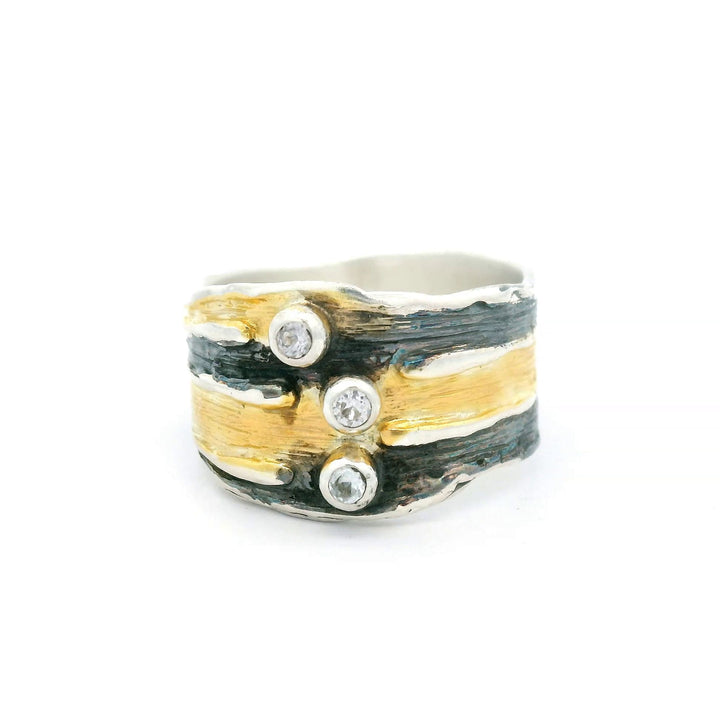 Silber geschwärzter und vergoldeter Ring mit drei weissen Saphiren, Gr. 58
