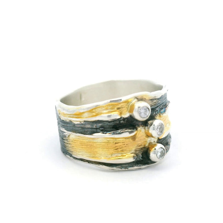 Silber geschwärzter und vergoldeter Ring mit drei weissen Saphiren, Gr. 58