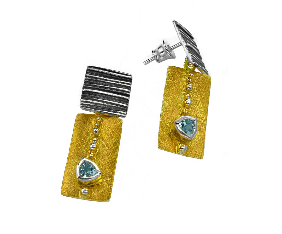 Silber geschwärzte und vergoldete Ohrhänger mit blauem Topas