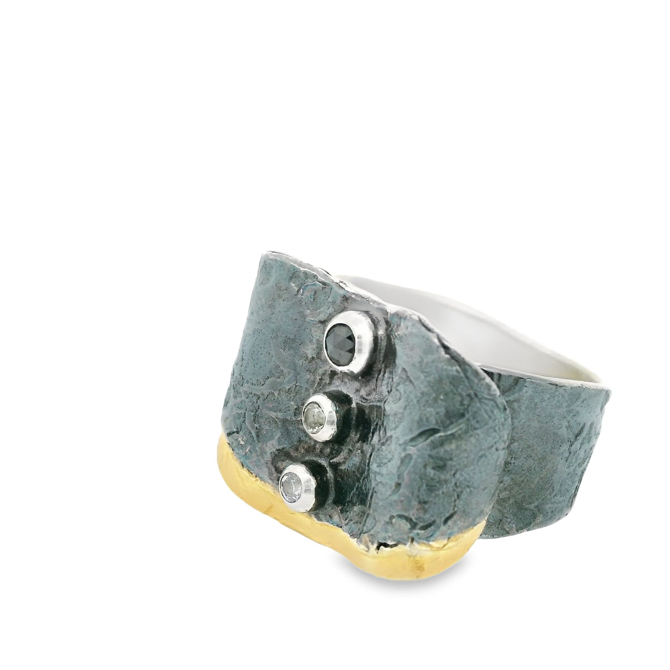Silber geschwärzter Ring, zwei weisse Saphire, ein schw. Diamant, Gr. 58
