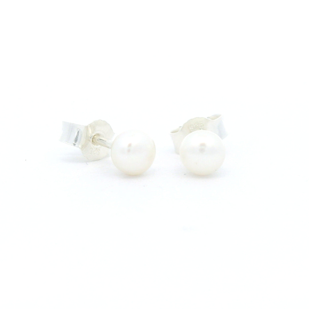 Süsswasserperle Button und Silber Stecker, 4 bis 5 mm - AAAA Qualität