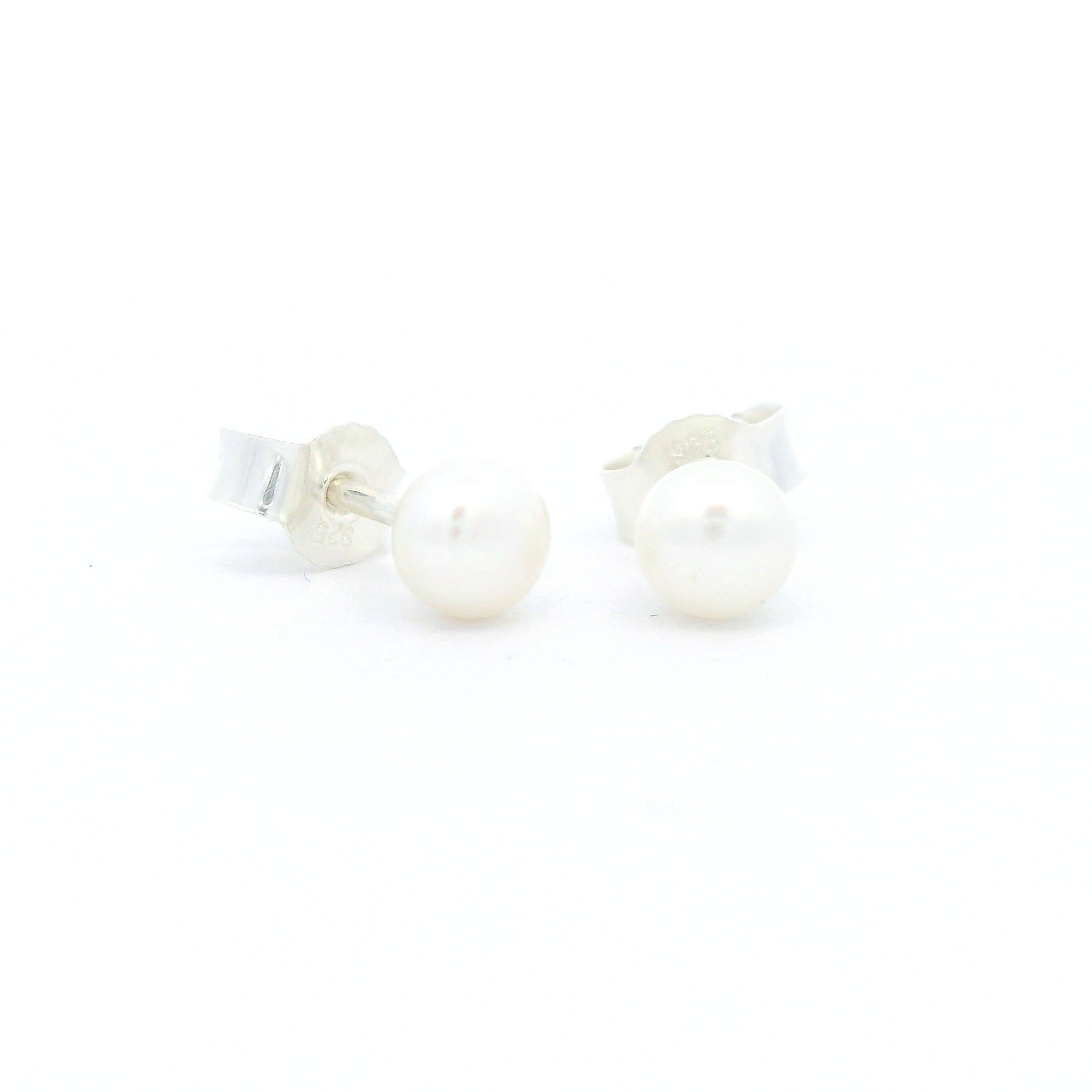 weisse Süsswasserperle Button und Silber Stecker, 4 mm - AAAA Qualität