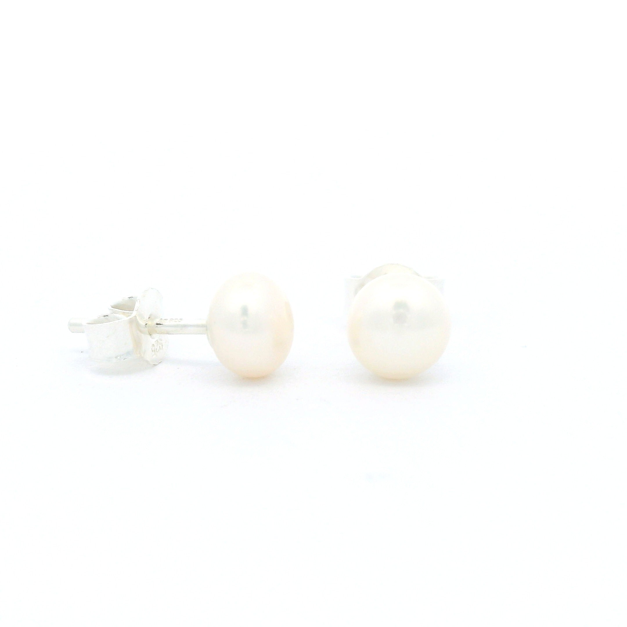 weisse Süsswasserperle Button und Silber Stecker, 5 mm - AAAA Qualität
