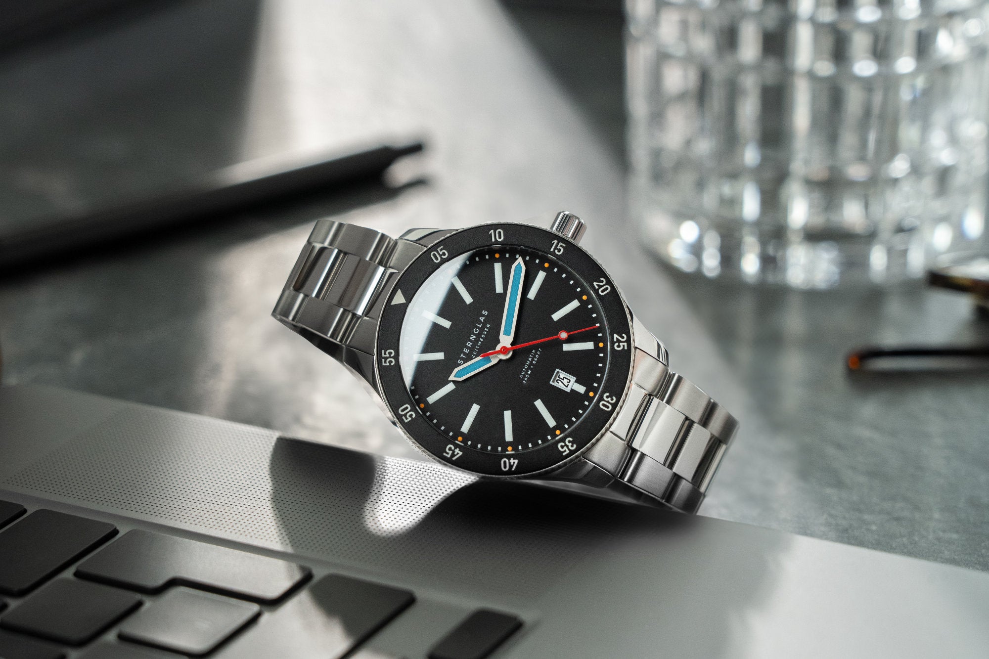 Marus 2.0 - schwarz - rot - silber - Edelstahlband