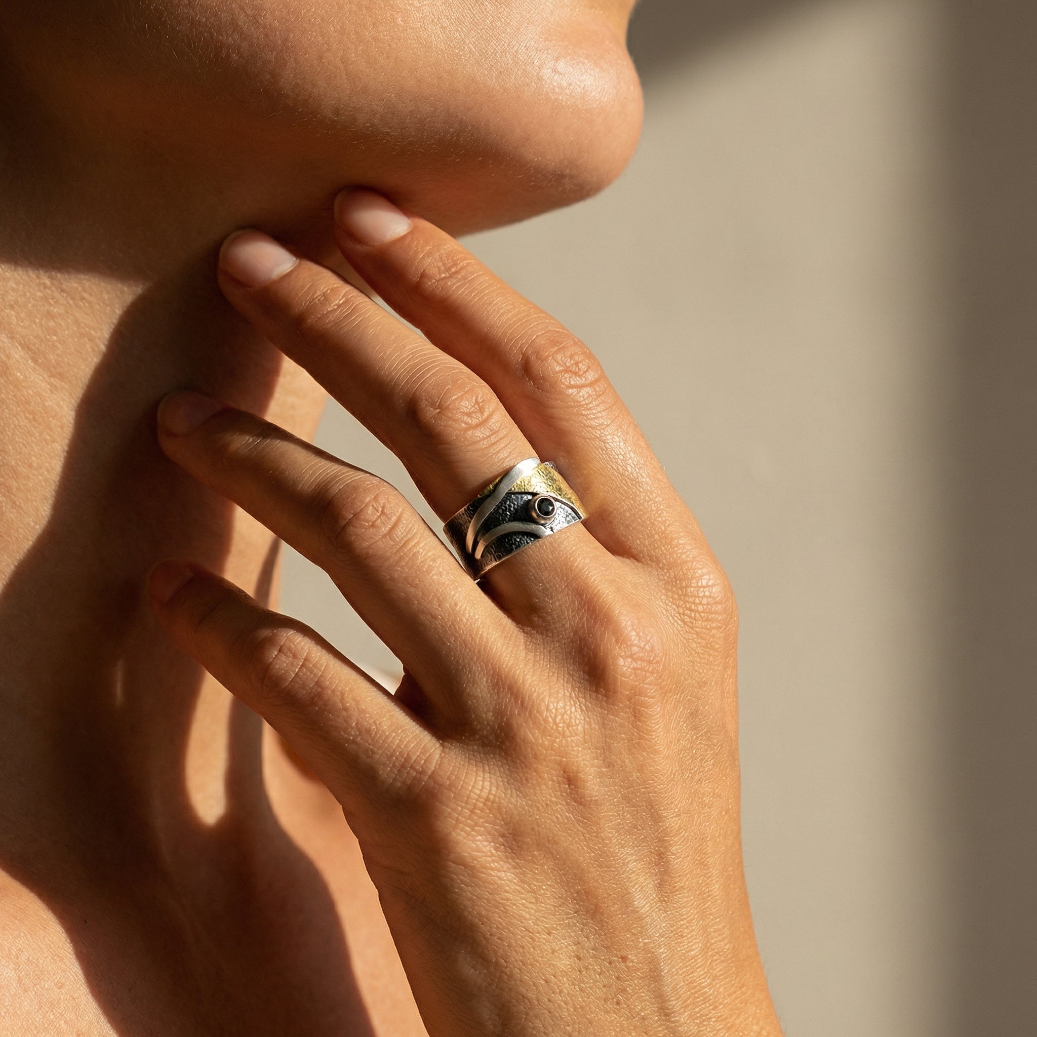 Ring 925 Silber, geschwärzt & vergoldet, mit schwarzem Diamant, Gr. 58