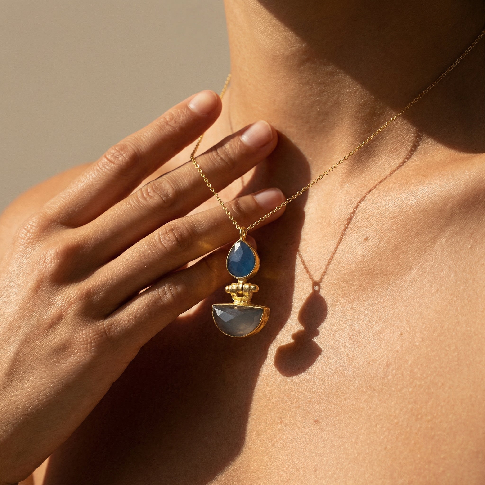 Kette Messing vergoldet Onyx blau/weiß
