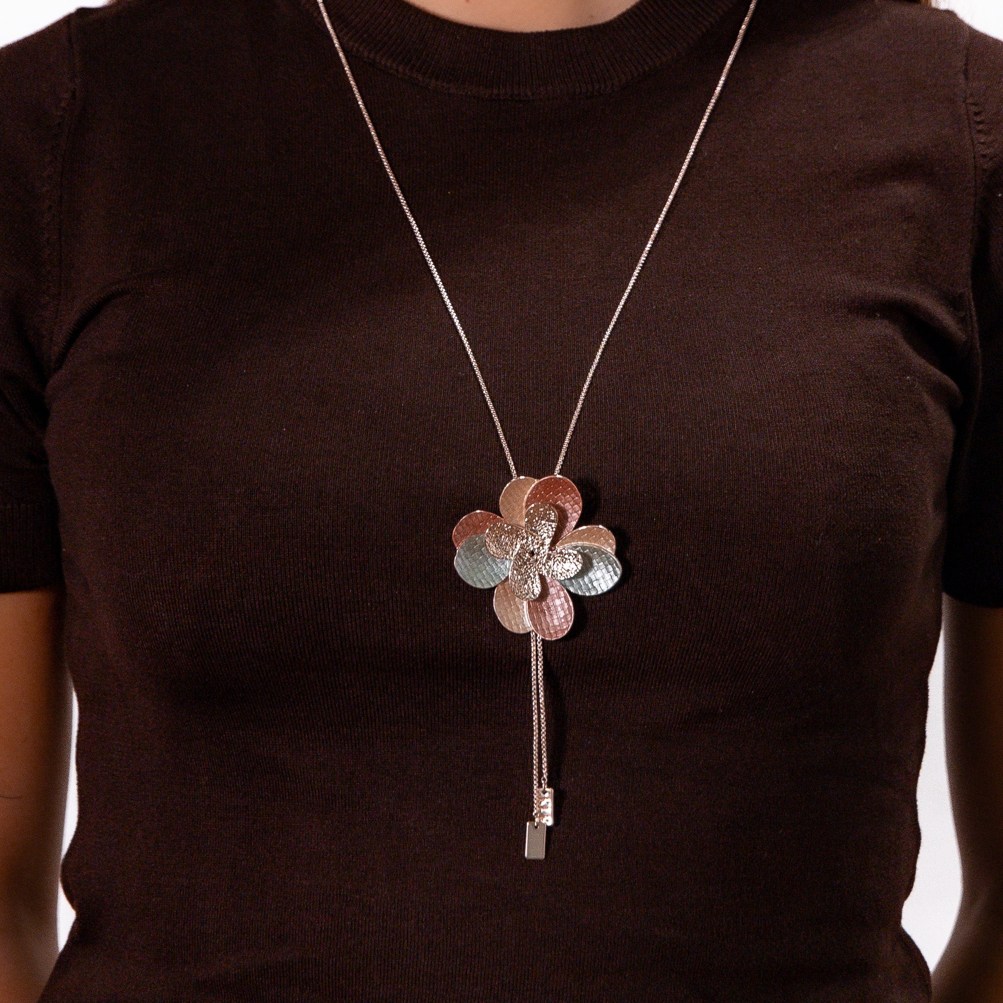 Collana catena saliscendi zama fiore sovrapposto