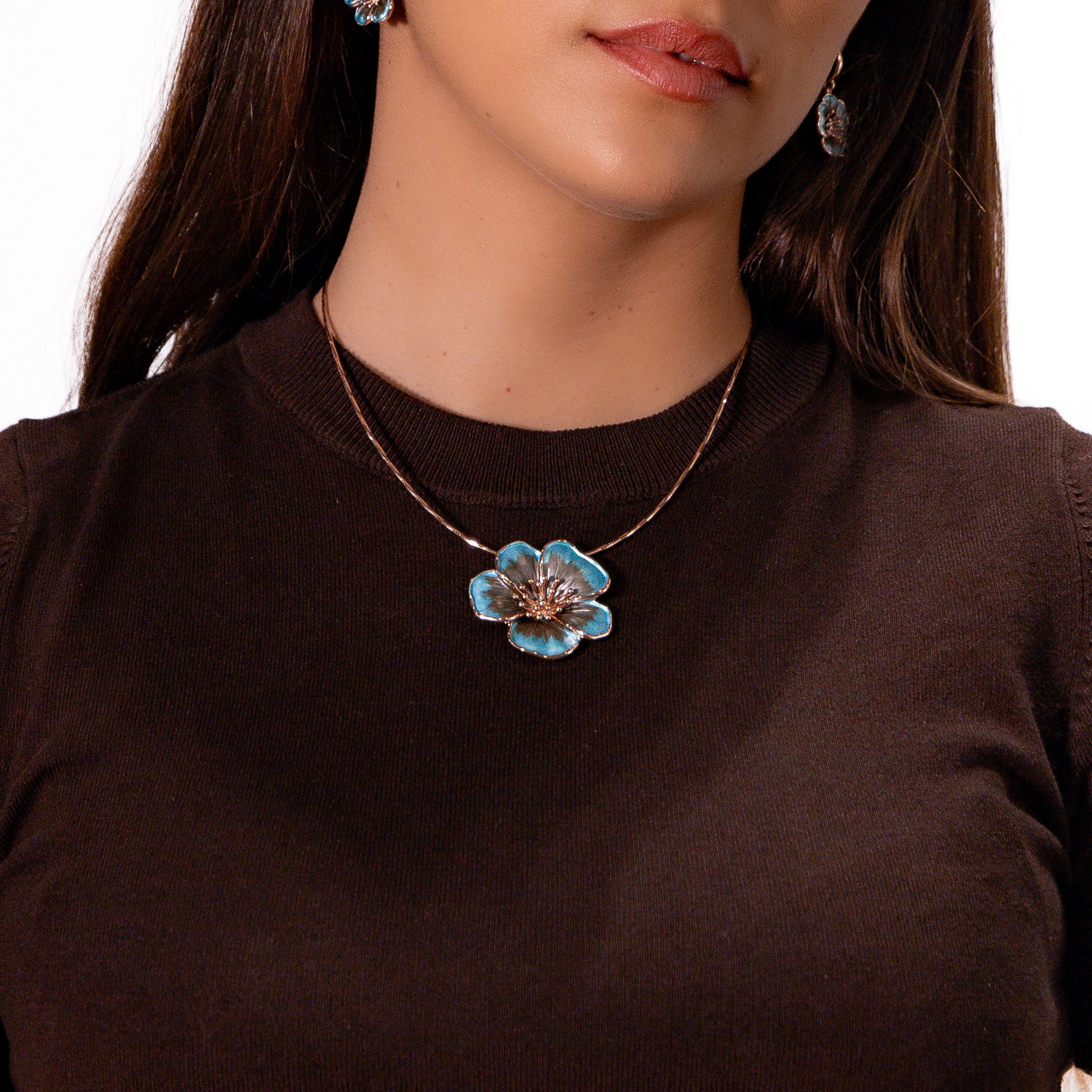 Collana filo semi rigido corto zama fiore aperto