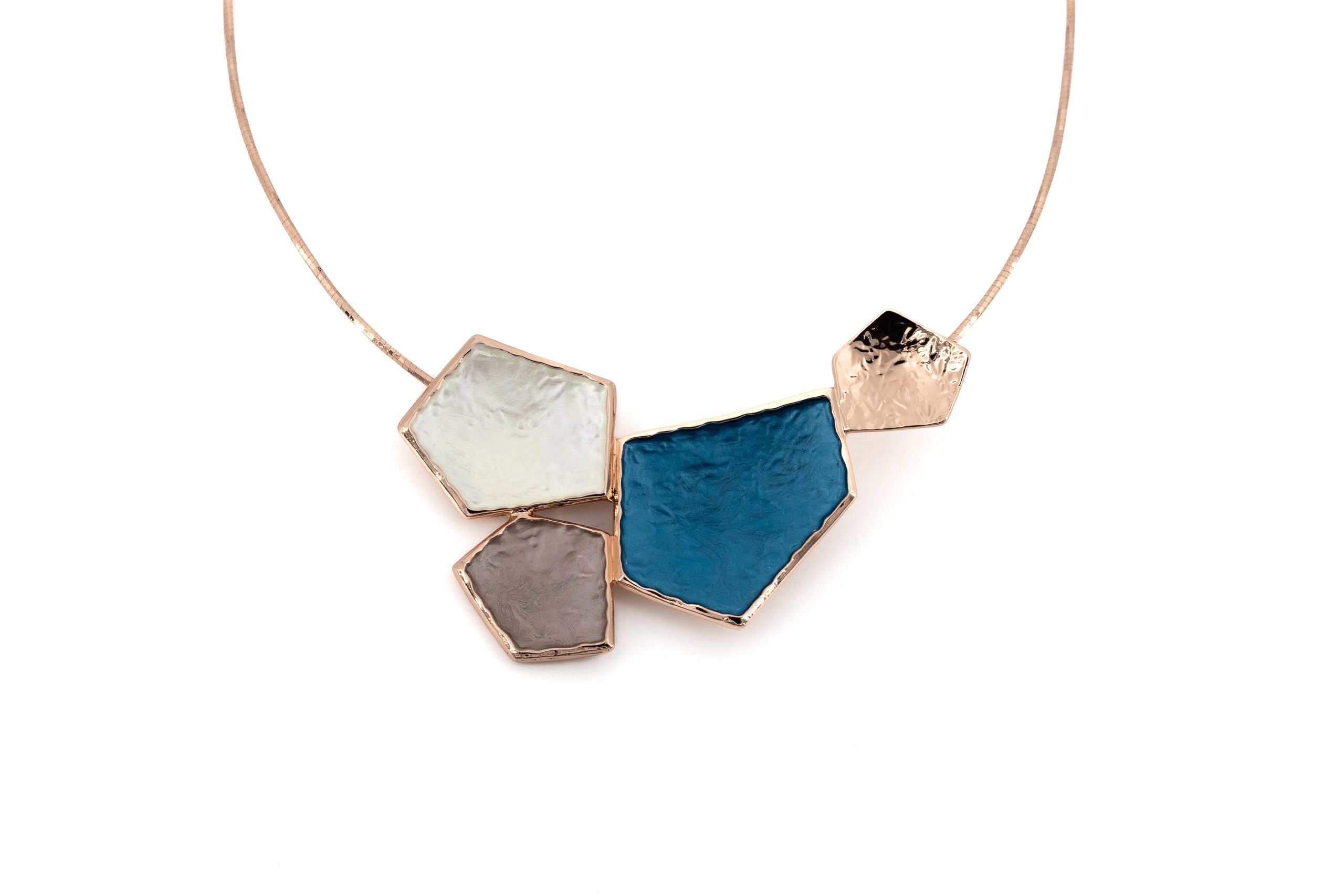 Collana filo semi rigido corto zama quattro pentagoni stilizzati