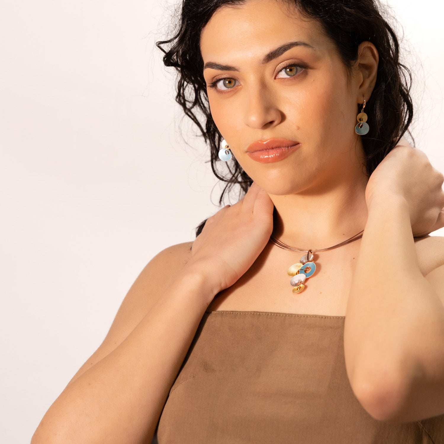 Collana fili acciaio corta zama cinque conchiglie