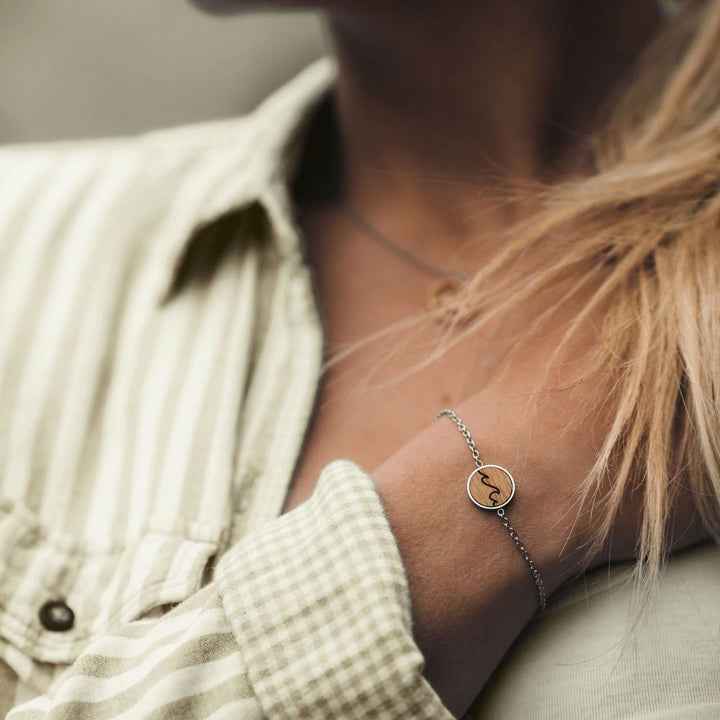 Welle Armband Skyla aus Edelstahl und Nussholz