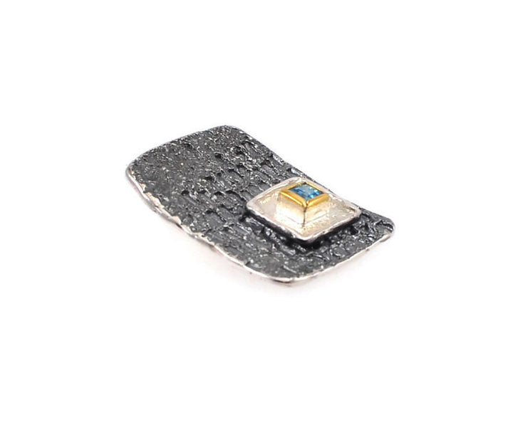 Anhänger Silber geschwärzt und vergoldet mit einem blauen Topas