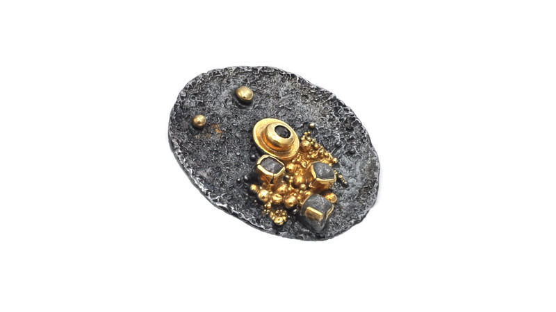Ciondolo in argento placcato oro e annerito, diamante nero e tre diamanti grezzi