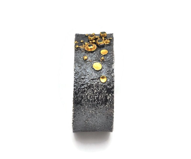Armreif Silber vergoldet, geschwärzt, schwarzer Diamant, drei Rohdiamanten