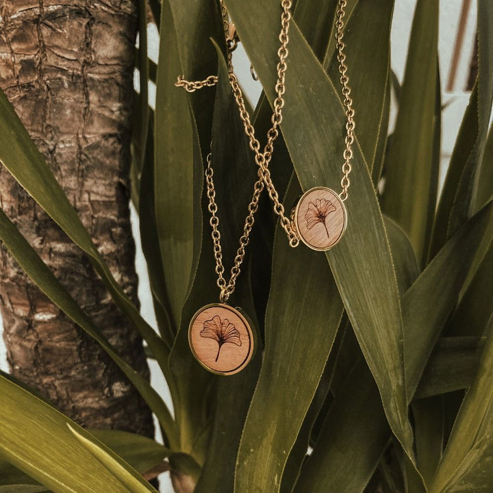 Ginkgo Armband Skyla Gold aus Edelstahl vergoldet und Nussholz