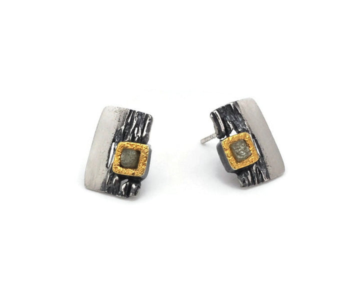 Orecchini a bottone in argento e argento annerito con un diamante grezzo