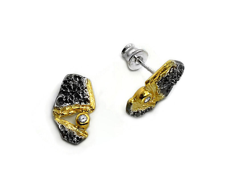 Orecchini in argento placcato oro e annerito con uno zaffiro bianco