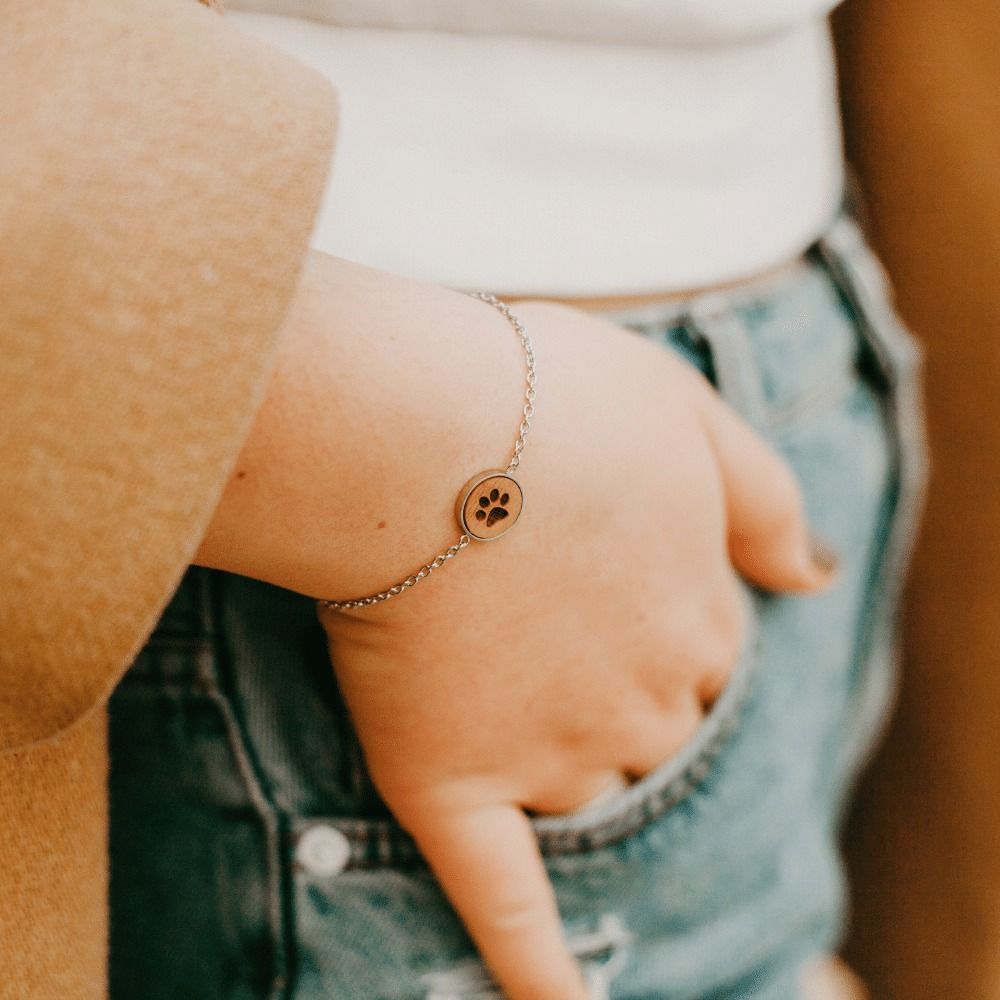 Pfote Armband Skyla aus Edelstahl und Nussholz