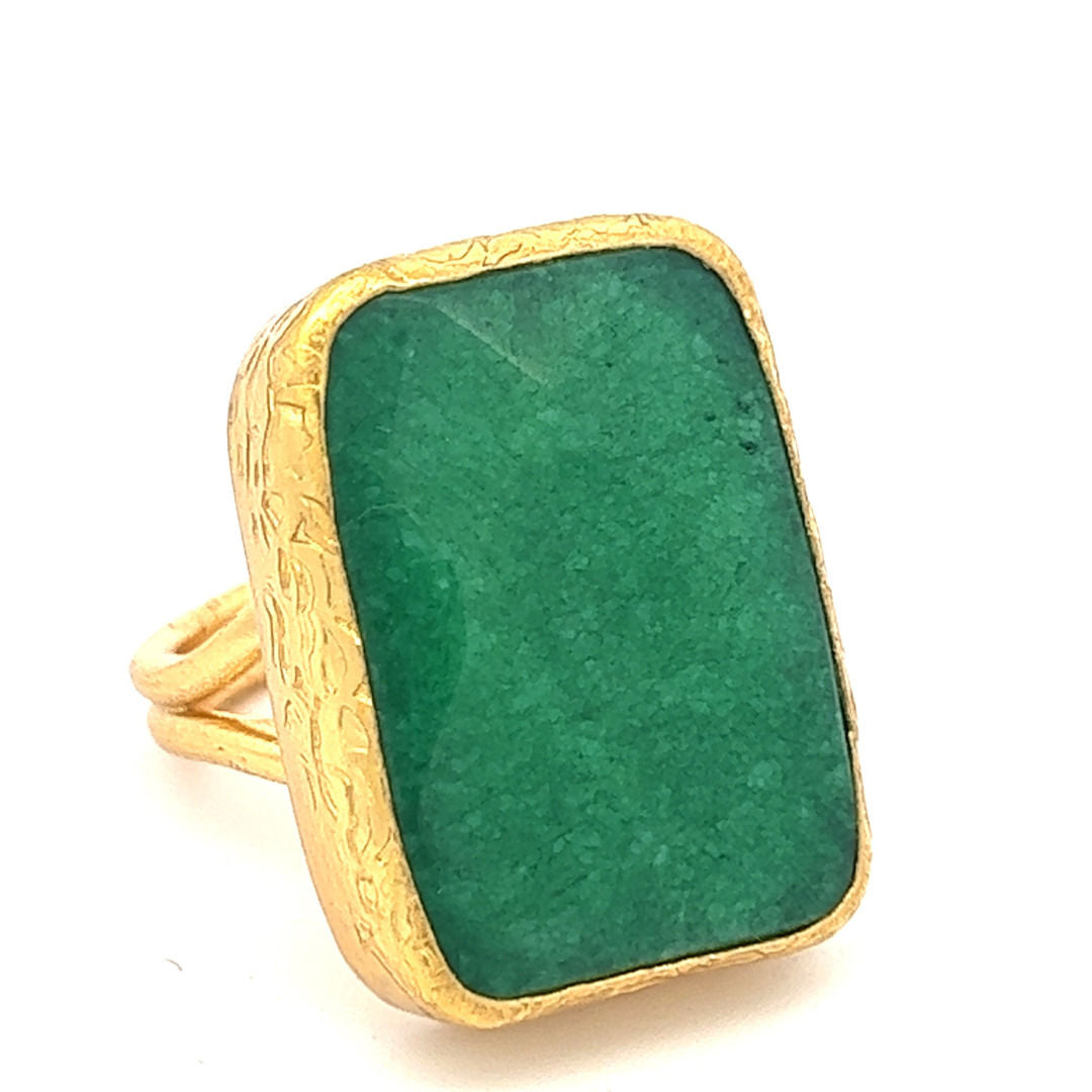 Anello in ottone placcato oro con calcedonio verde