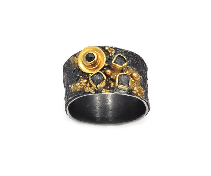 Anello in argento placcato oro, diamante nero annerito, tre diamanti grezzi. 58