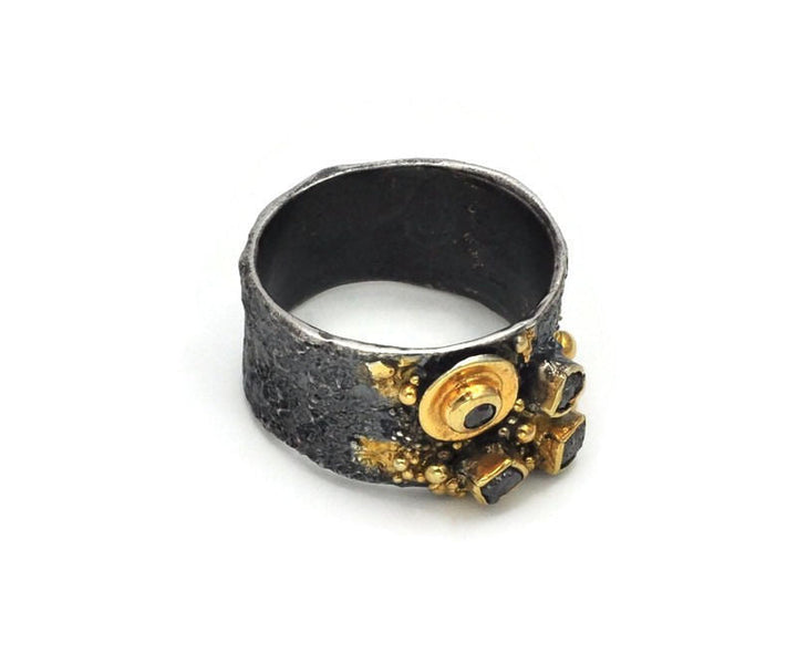 Anello in argento placcato oro, diamante nero annerito, tre diamanti grezzi. 58
