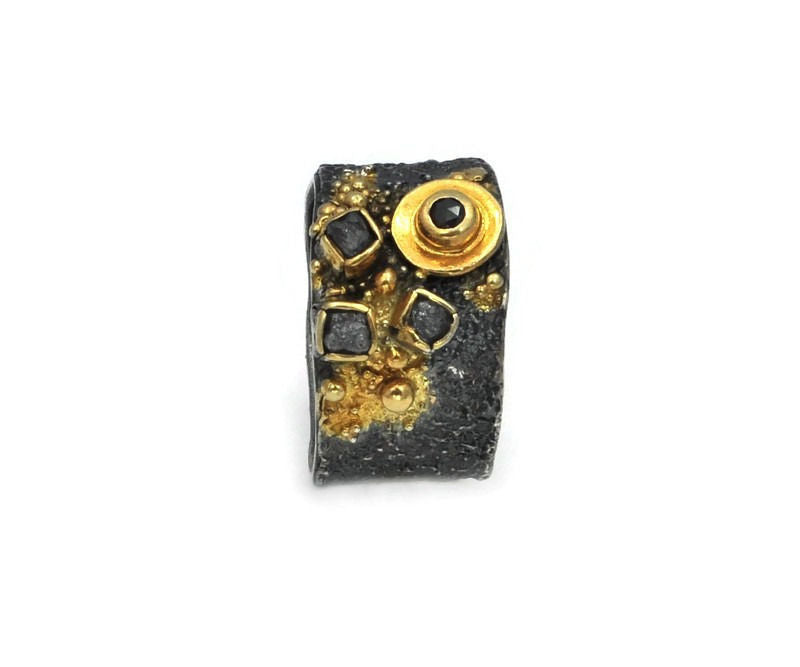 Anello in argento placcato oro, diamante nero annerito, tre diamanti grezzi. 58