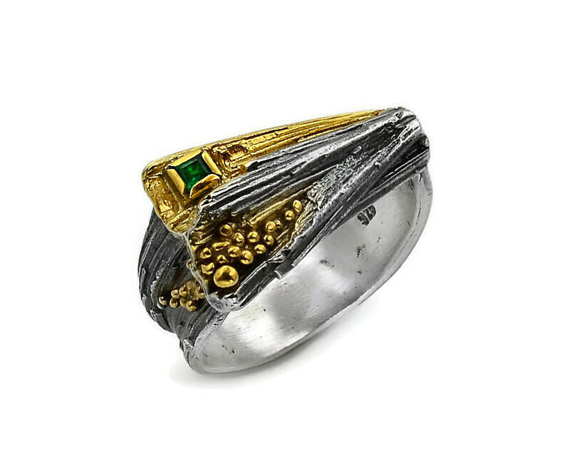 Anello in argento placcato oro e argento annerito con uno smeraldo, misura. 58