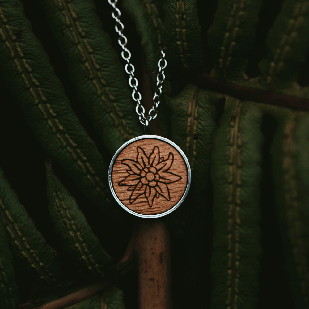 Edelweiss Halskette Skyla  aus Edelstahl und Nussholz