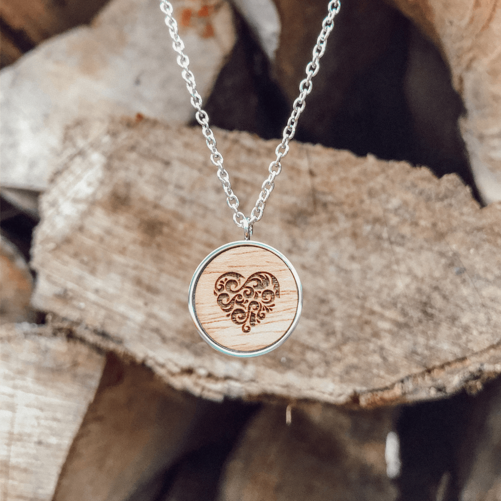 Herz Halskette Skyla  aus Edelstahl und Nussholz