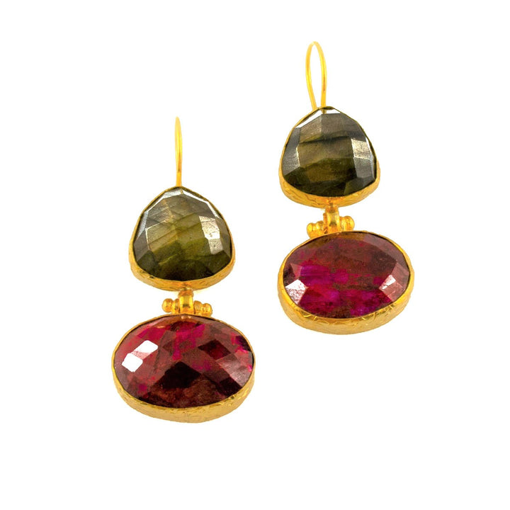 Ohrring aus Messing, vergoldet, Rubin und  Labradorit