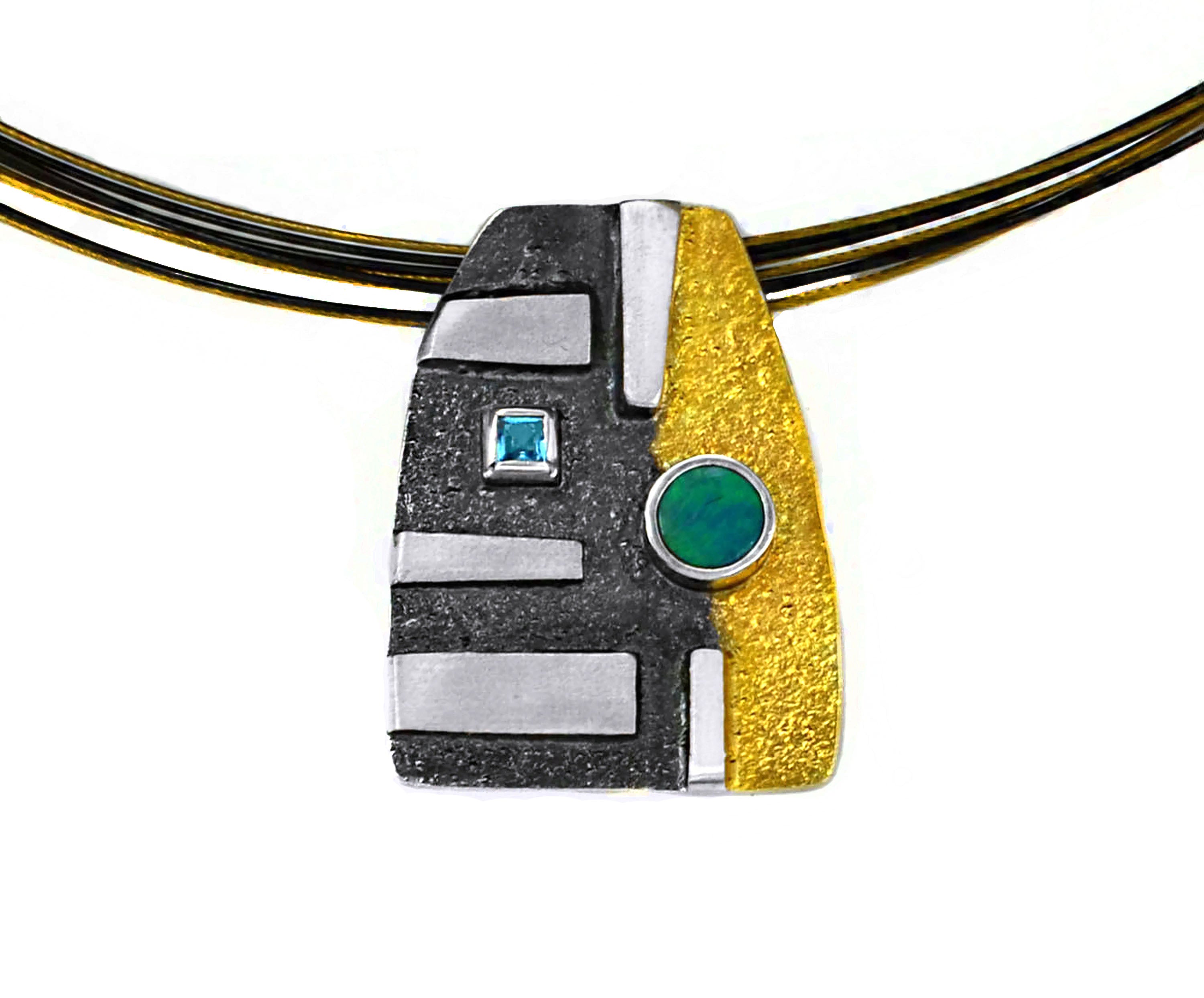 Silber geschwärzter und vergoldeter Anhänger mit einem blauen Topas und Opal, me