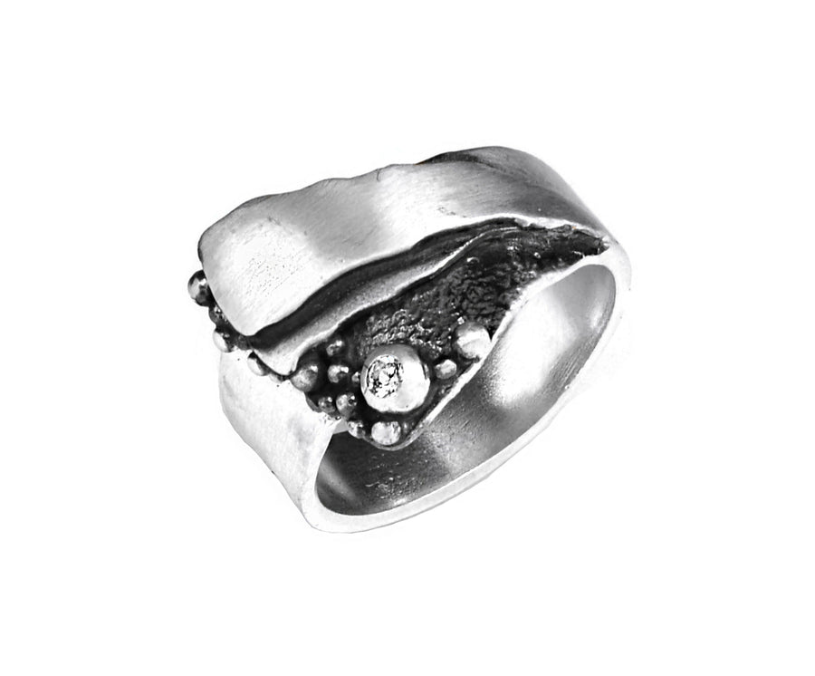 Silber geschwärzter Ring mit einem weissen Saphir, Gr. 58