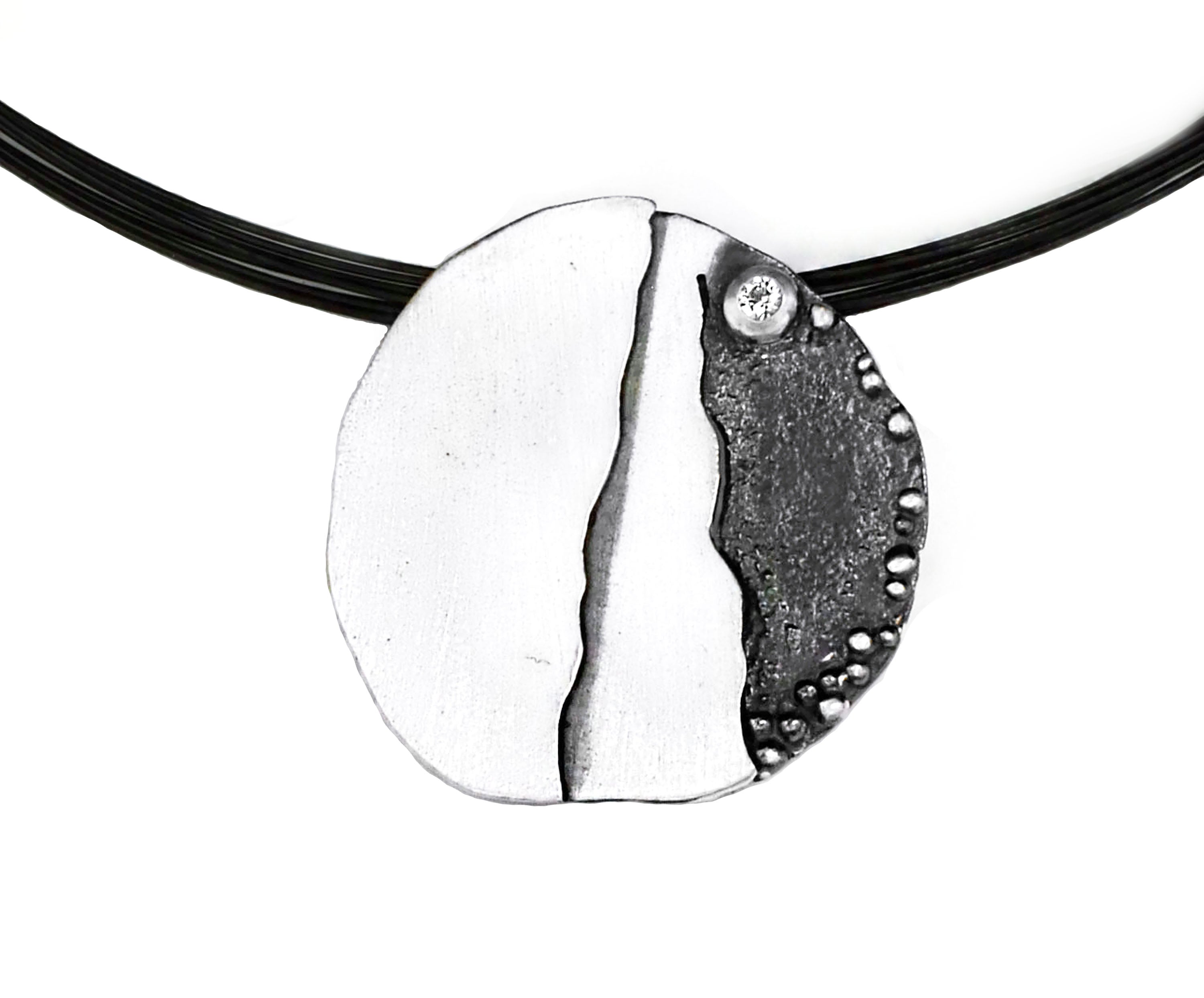 Silber geschwärzter Anhänger mit einem weissen Saphir und mehrreihigem Reif