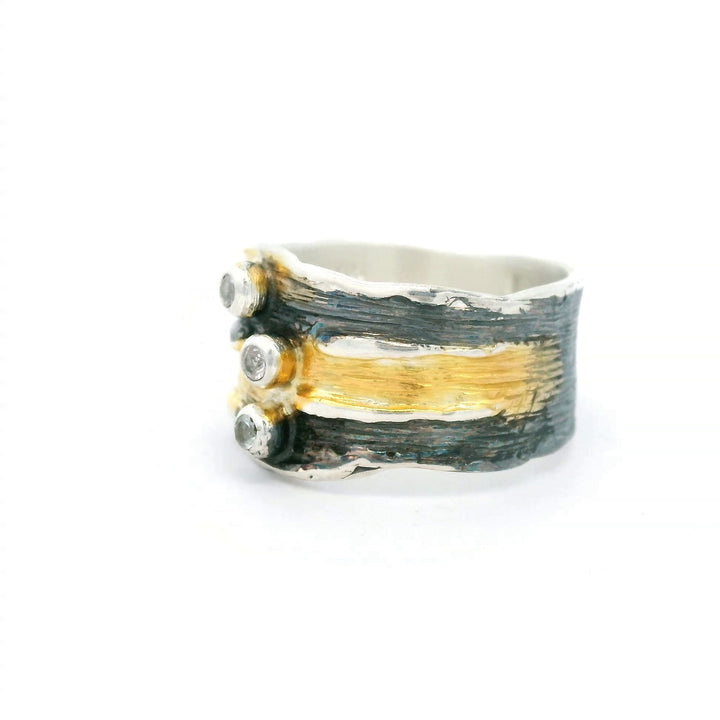 Silber geschwärzter und vergoldeter Ring mit drei weissen Saphiren, Gr. 58