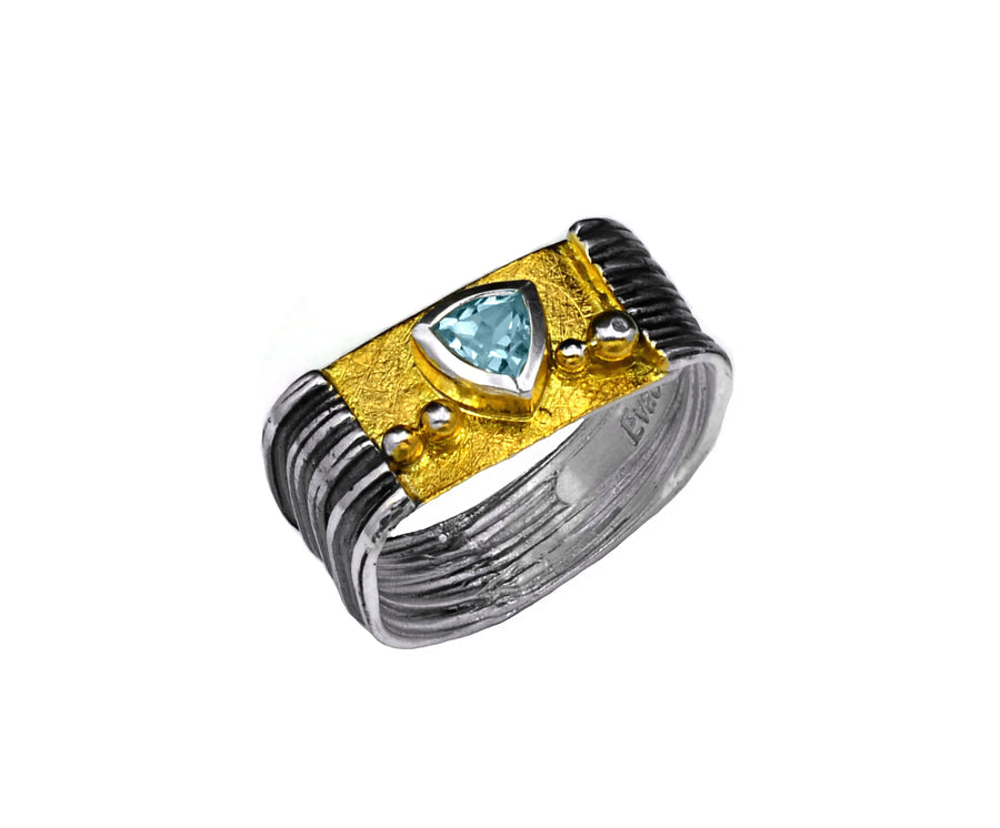 Silber geschwärzter und vergoldeter Ring mit blauem Topas, Gr. 57