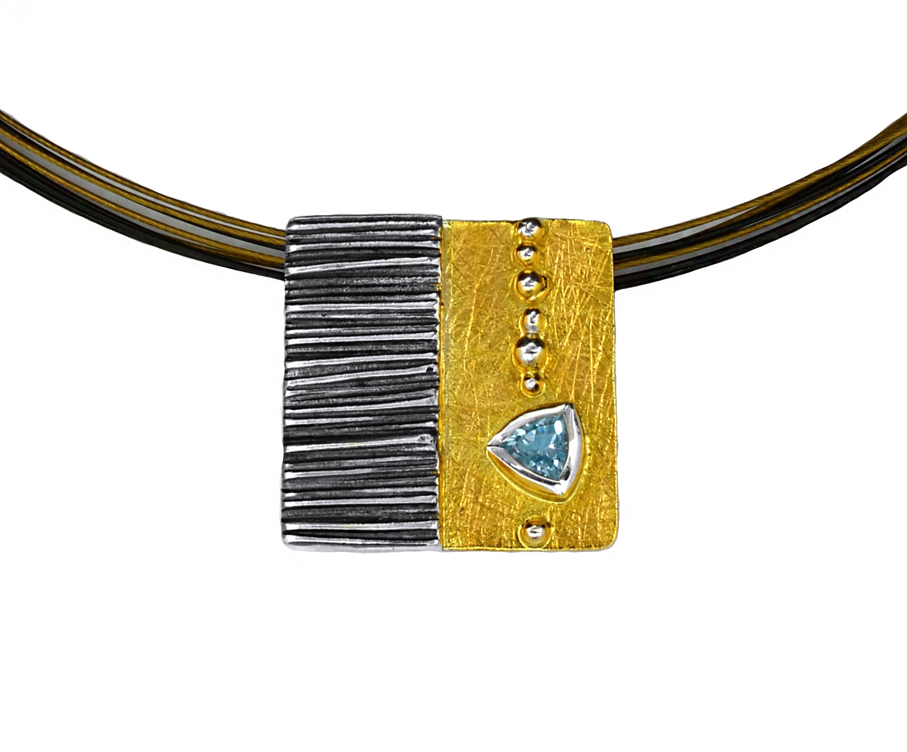 Silber geschwärzter und vergoldeter Anhänger mit blauem Topas und mehrreihigem R