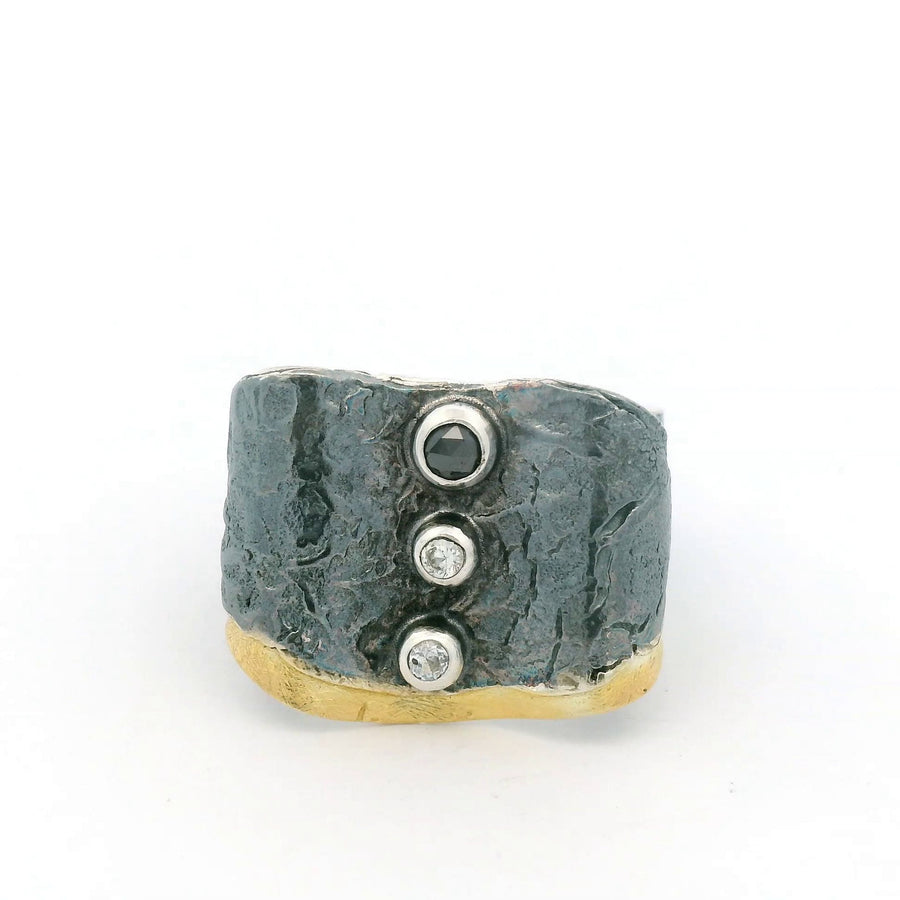Silber geschwärzter und vergoldeter Ring mit zwei weissen Saphiren und einem sc