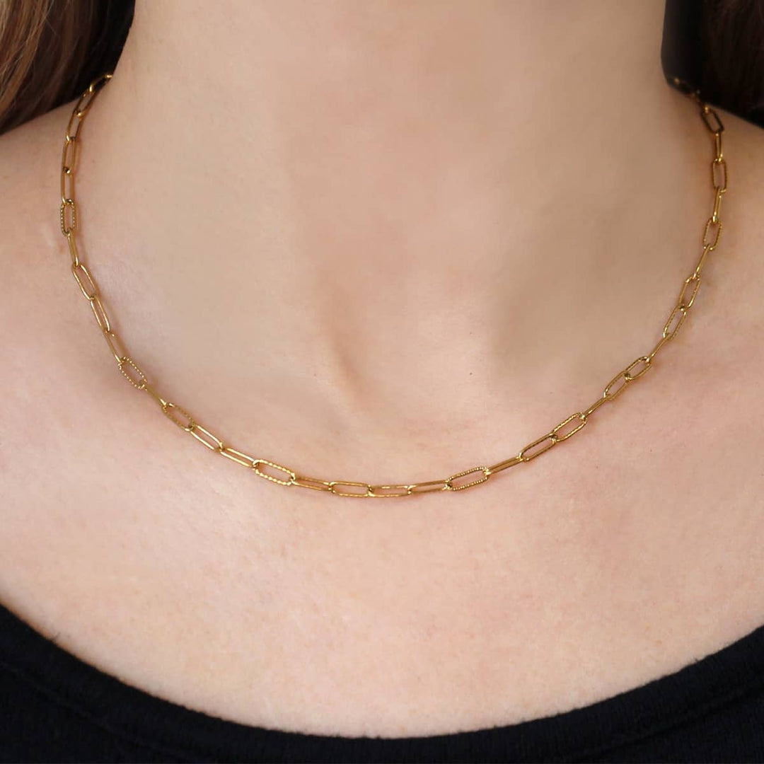 SIMPLE CHAIN NECKLACE WITH LASER DETAIL