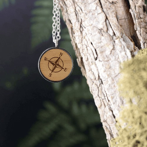 Kompass Halskette Skyla  aus Edelstahl und Nussholz