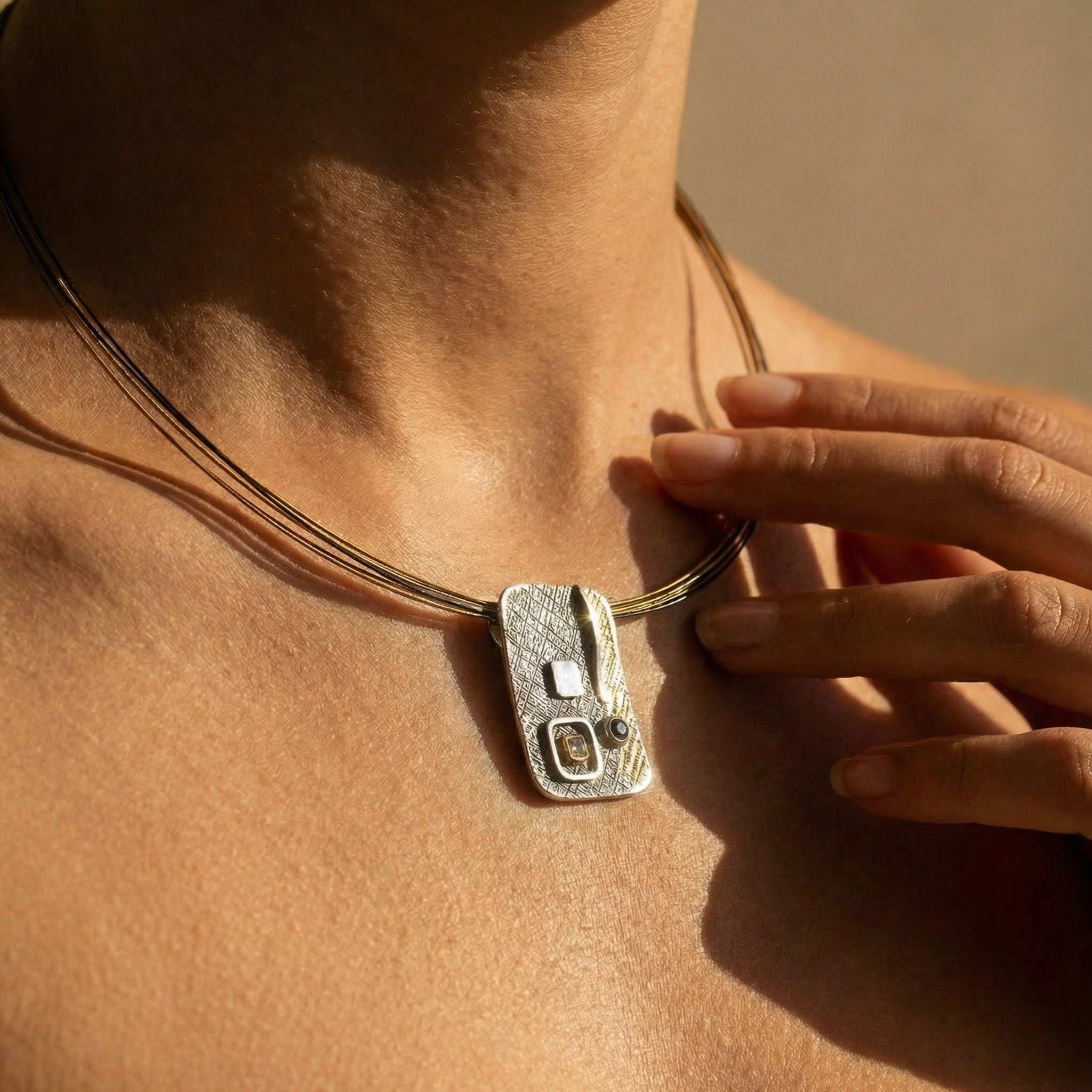 Anhänger 925 Silber, geschwärzt & vergoldet, mit Rohdiamant & schwarzem