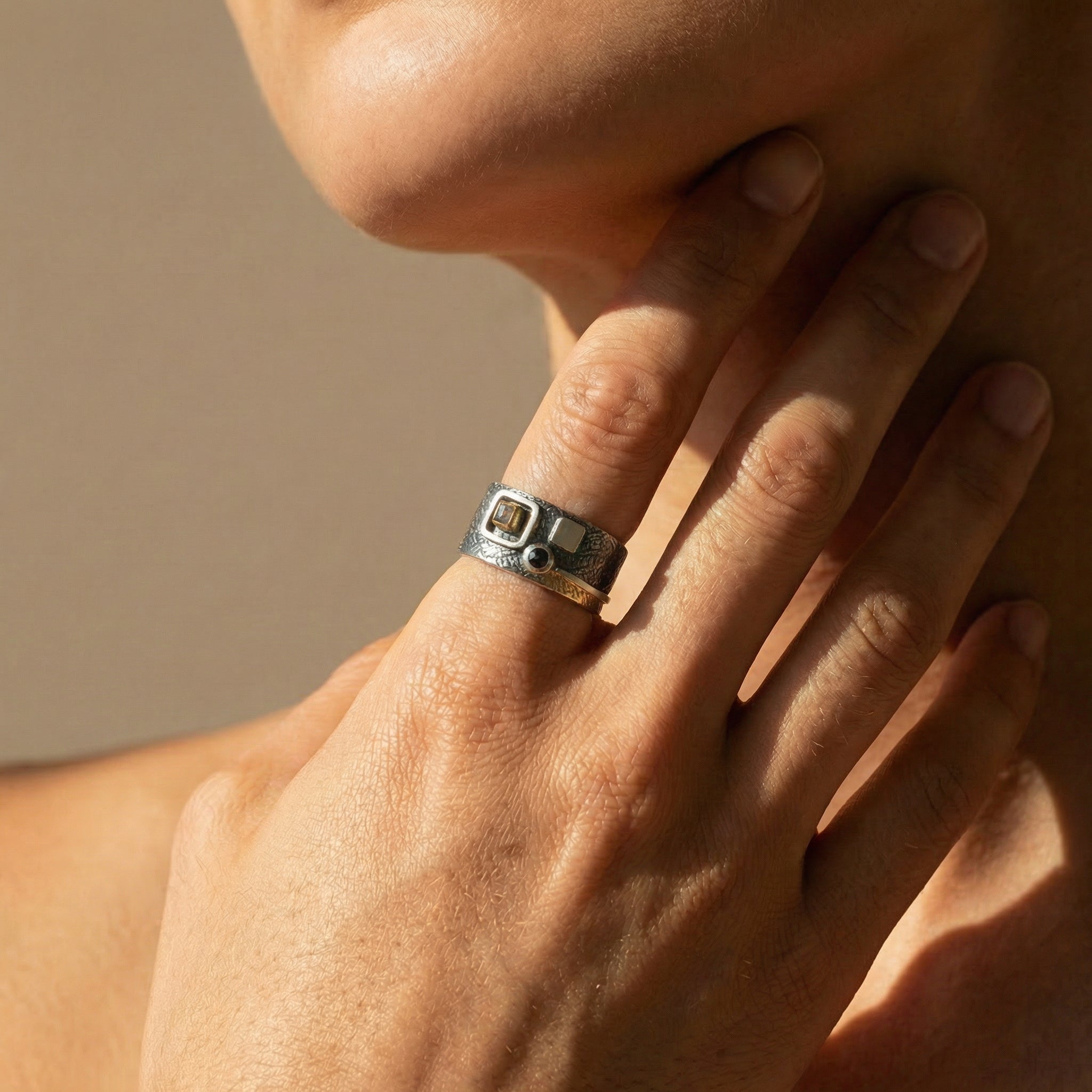 Ring 925 Silber, geschwärzt & vergoldet, mit Rohdiamant & schwarzem Diam