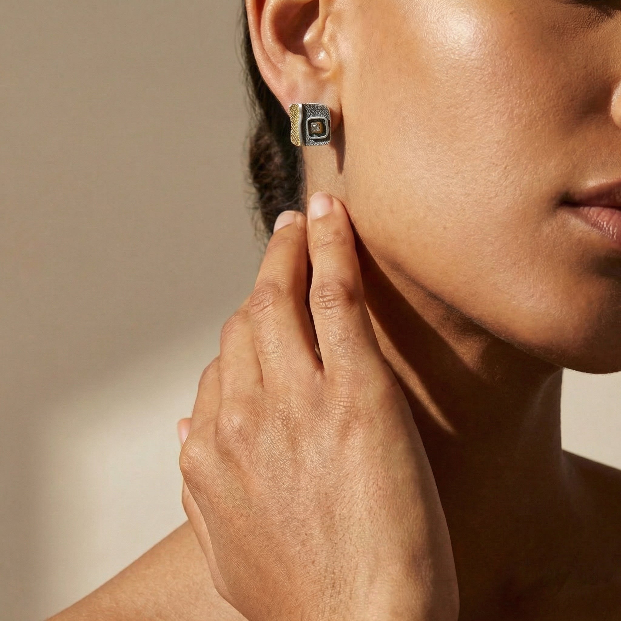 Ohrstecker 925 Silber, geschwärzt & vergoldet, mit Rohdiamant