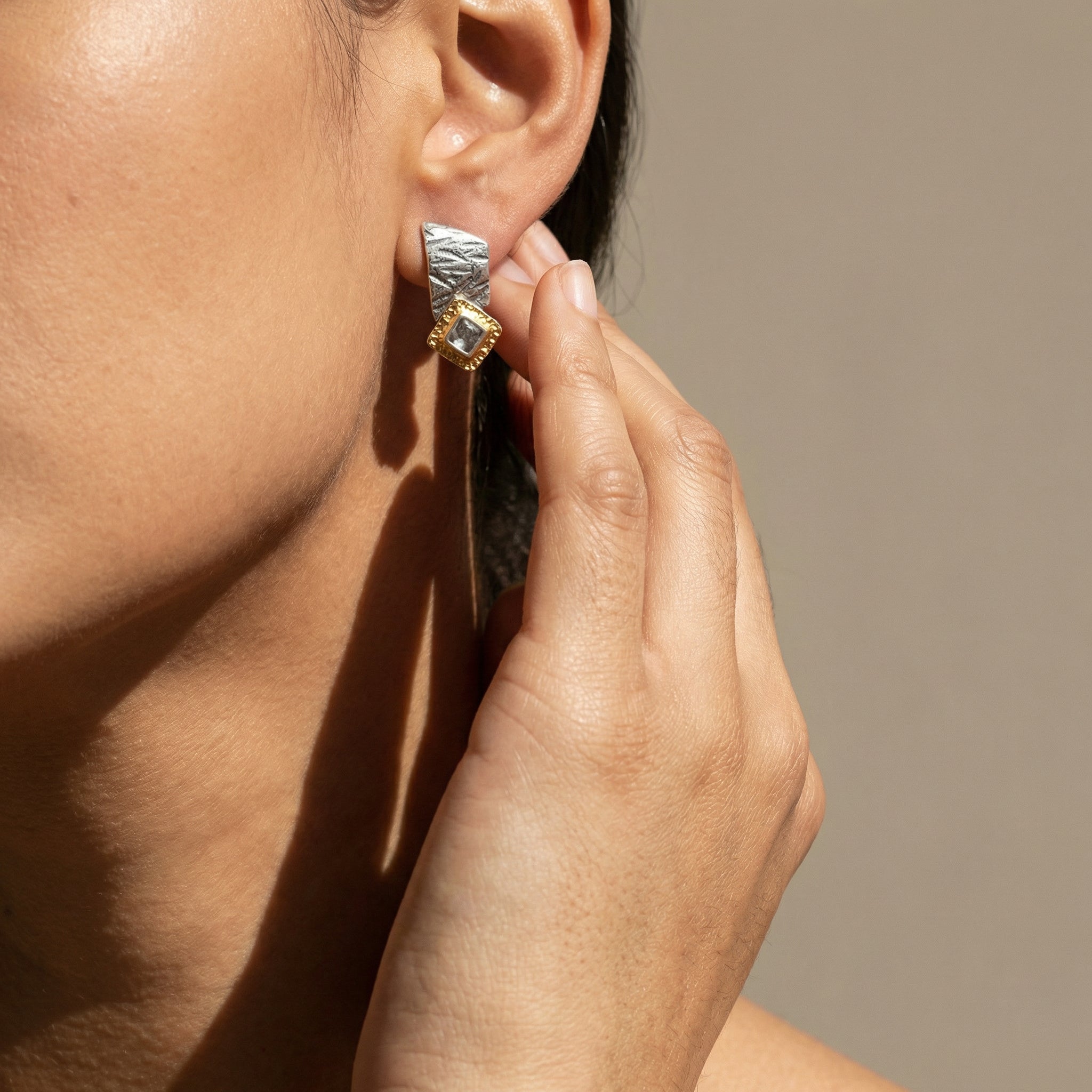 Ohrstecker 925 Silber, geschwärzt & vergoldet, mit Rohdiamant