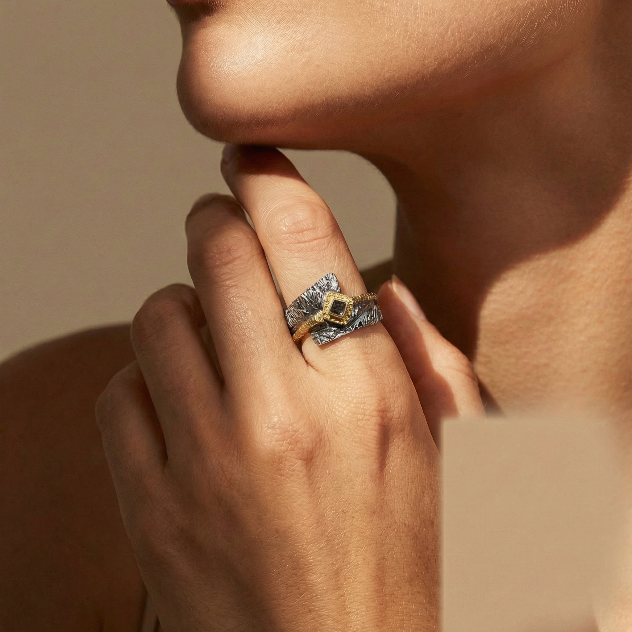 Ring 925 Silber, geschwärzt & vergoldet, mit Rohdiamant, Gr. 58